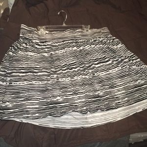 Flowly Black and white skirt